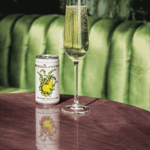A can of Fin Sofa Une Poire Pour la Soif! poured into a Champagne flute