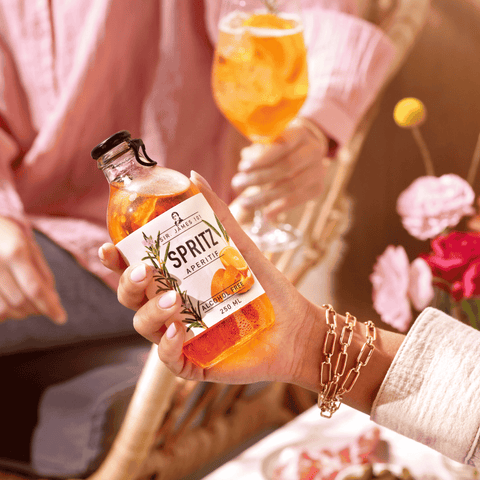 A person holding a bottle of Sir James 101 non-alcoholic Aperitif Spritz